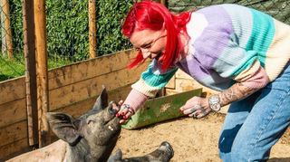Fressen geht immer: Dana Diekmeier (in lässigen Leoprint-Gummistiefeln) füttert hier die beiden Ferkel „Dodo“ und „Didi“ dreimal am Tag.