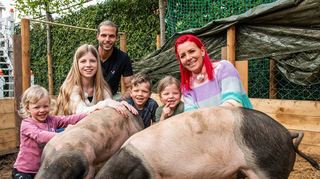 Die Diekmeiers Divia (v. l.), Delani, Dennis, Dion, Dalina und Dana mit ihren Mitbewohnern auf Zeit: „Dodo“ und „Didi“.