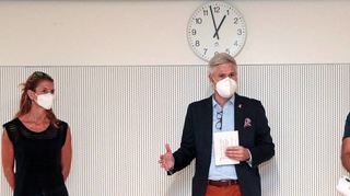 Rektorin Nicole Winkler übernimmt ein tolles Schulhaus, das ihr Vorgänger Florian Nohl (r.) mit auf den Weg gebracht hat. Matthias Steffan (M.) erläutert den Weg.
