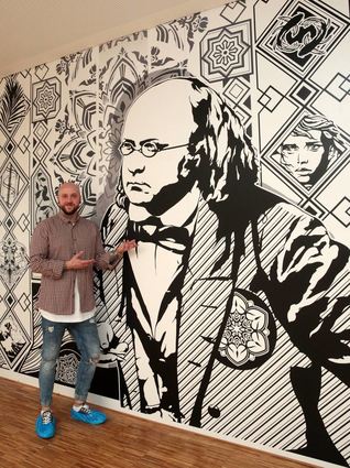 Regionalkünstler und Designer Dominik Göhlich aus Oftersheim hat die Wandkunst im Schulgebäude geschaffen, unter anderem dieses Abbild von Namensgeber Schimper.