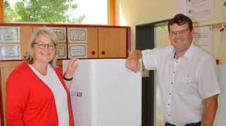 Schulleiterin Annett Mellentin und Bürgermeister Nils Drescher sind froh, dass bereits zu Beginn der Sommerferien Luftfiltergeräte geliefert wurden.