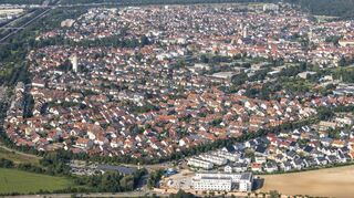 Ein Blick von Süden auf die Stadt Hockenheim mit dem Pflegezentrum Offenloch im Vordergrund. Die Freien Wähler wollen, dass die Stadt „liebens- und lebenswert ist“.
