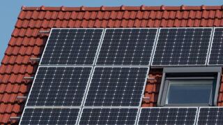 Photovoltaikanlagen auf dem Dach eines Hauses: Auch damit kann – wie mit anderen Erneuerbaren Energien – etwas gegen den Klimawandel getan werden.