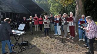 Beim ökumenischen Gottesdienst vor der Grillhütte sang der katholische Kirchenchor unter der Leitung von Tamara Ibragimova,