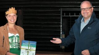 Bürgermeister Jens Geiß übergibt der baden-württembergischen Waldkönigin Johanna Eich ein Buchpräsent als Erinnerung an den 35. Tag des Waldes in Oftersheim.