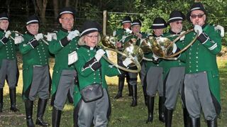Karlsruher Parforcehornbläser Markgraf von Baden um ihren musikalischen Leiter Norbert Sebold (r.) geben dem Tag des Waldes den richtigen Klang.