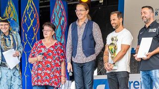 Bürgermeister Weisbrod, Sabine Petzold und Moderator Chako Habekost mit den Ehrenmitgliedern des Ringervereins.
