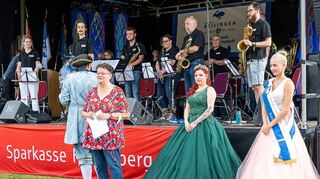 Sabine Petzold (v. l.), Vorsitzende der Kultur- und Sportgemeinschaft, begrüßt mit Ann-Kathrin I. aus dem Zauberwald und Erdbeer- und Spargelprinzessin Kim I. die Besucher. Bürgermeister Stefan Weisbrod dankt den Musikfreunden Reilingen.