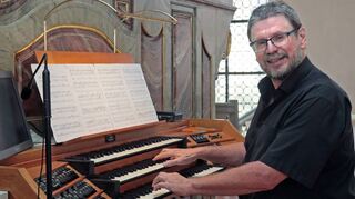In der Kirche St. Pankratius stellt Organist Michael Müller die Orgel der Firma Mönch-Orgelbau, Überlingen aus dem Jahr 2005 vor und spielt auf ihr.