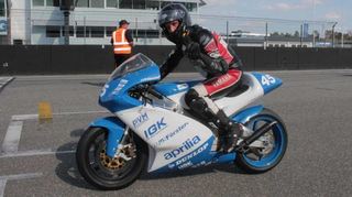 Eine schon sehr modern wirkende Aprilia ist ebenfalls auf dem Ring am Start.