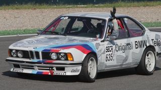 Ein BMW 635 in der Kurvenfahrt. Das eine oder andere Modell kommt auch Laien bekannt vor.