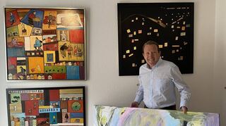 Michael Hampel bereitet die Eröffnung seiner Galerie vor.