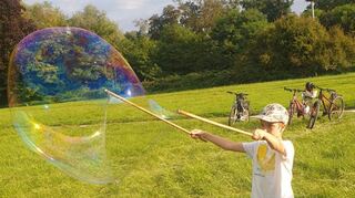 Groß wie ein Medizinball, aber federleicht: Timo Fluhrer zieht eine Seifenblase.