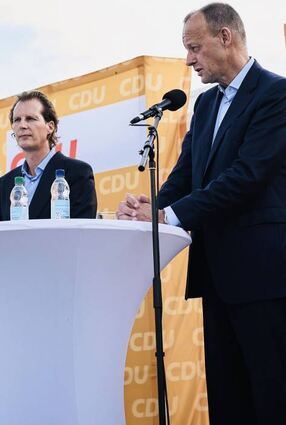 Olav Gutting und Friedrich Merz sprechen in Waghäusel.