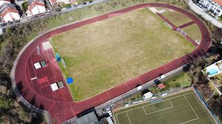 Das Alfred-Körber-Stadion aus der Vogelperspektive. Am unteren Bildrand sieht man den Schulsportplatz.