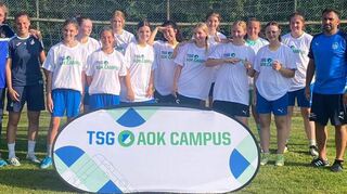 Die B-Juniorinnen der Spvgg 06 mit ihren Trainern Reiner Korn (l.) und Murat Topuzoglu (r.) sowie Trainerin Melanie Fink (2. v. l.) von der TSG 1899 Hoffenheim.