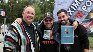Christoph Kempf (r.) hatte Ciling für die Aktion angemeldet und wird von seinem Chef Bernhard Müller (l.) spaßeshalber als „Mitarbeiter des Monats“ ausgezeichnet. Radiomoderator Martin Pfeffer übergibt die Urkunde.