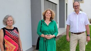 Grünen-Bundestagskandidatin Nicole Heger (M.) bei Bürgermeister Gunther Hoffmann, begleitet von Fraktionsvorsitzender Monika Schroth.