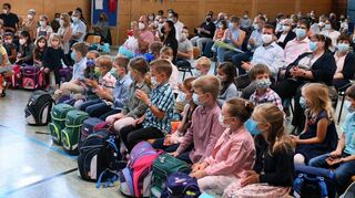 Aufgeregt und gespannt sitzen die neuen Erstklässler in der Turnhalle der Friedrichschule.