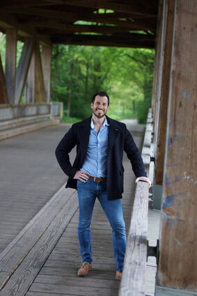 Auf der Altrheinbrücke: Marco Schnepf will Bürgermeister in seinem Heimatort werden. Der 38-Jährige gehört für die CDU dem Gemeinderat an.