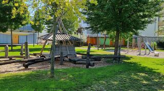 Der Albert-Schweitzer-Kindergarten wird zehn Jahre alt. Der Spatenstich erfolgte im August 2010, der Bezug am 19. September 2011. Die Gemeinde investierte eine Million Euro. Heute werden über 100 Kinder in der Albert-Schweitzer-Straße betreut.
