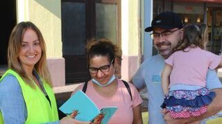 Hamit Enüstekin und Ehefrau Yasemin (2.v.r.) aus Kurdistan informierten sich über die Menschenrechte. Hier mit Töchterchen Jiyan. Karolina Schembri von der Caritas gibt Infomaterial weiter.