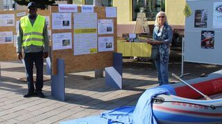 Dieser Stand fällt auf: Siegrid Tautz (v.r.), Kpatcha Sogoyou, Elisa Kranich und Karolina Schembri (mit Yasemin Enüstekin) haben auf den Kleinen Planken in Schwetzingen Infotafeln mit Material rund um Menschenrechte aufgestellt. Ein Schlauchboot steht symbolisch für die Flüchtlinge, die übers Meer nach Europa kommen.