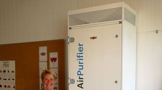 Alexa Schäfer, Rektorin der Theodor-Heuss-Schule, neben einem der 2,30 Meter großen Luftfilter, die seit rund einer Woche in den Klassenzimmern der Hardtgemeinde im Einsatz sind.
