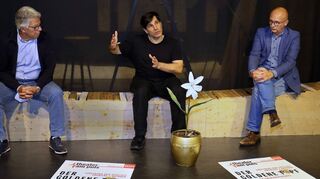 Walter Imhof vom Freundeskreis (v. l.), Intendant Joerg Steve Mohr und Oberbürgermeister Dr. Rene Pöltl heizen für die Theater-Spielzeit ein – und die startet mit der Premiere von „Der Goldene Topf“.