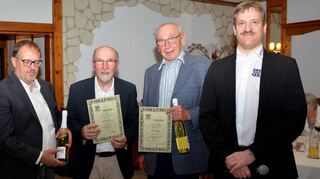 Christian Würfel (l.) und der Vorsitzende der Schachvereinigung Professor Dr. Bernd Straub (r.) überreichen Rainer Schmid (2. v. l.) und Ulrich Rausch (2. v. r.) Urkunden für 60 Jahre Mitgliedschaft.