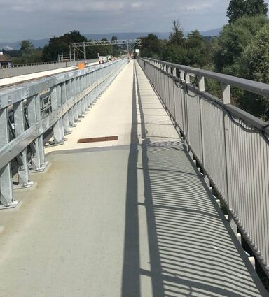 Hier der Übergang von der Vorlandbrücke auf die Flussbrücke. Dabei wurden unterschiedliche Baustoffe verwendet.
