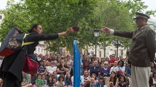 „Mauerrisse“ heißt das neue Stück vom Teatro Due Mondi, das am Samstag auf dem Kleinen Planken zu sehen sein wird. Hier eine Grenzszene.