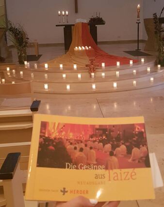 Die dekorierte Kirche mit Kerzen und Lichtern sorgt für eine angenehme Atmosphäre.