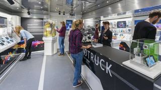 Der InnoTruck des Bundesforschungsministeriums animiert Jugendliche zum Mitmachen und Studium im Bereich von Mathematik, Informatik, Naturwissenschaften und Technik.