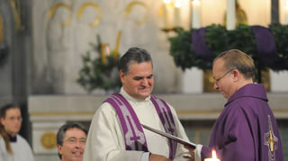 Auf dem Höhepunkt seiner geistlichen Laufbahn: Jürgen Grabetz (l.) wird von Domkapitular Dr. Peter Kohl im Dezember 2011 in der Kirche St. Georg als neuer Dekan des Dekanats Wiesloch eingeführt.