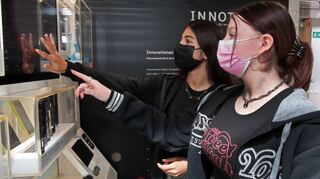 Technologie zum Anfassen; Sara (hinten) und Liz bedienen im „InnoTruck“ einen Touchscreen, um sich Ver-fahren erklären zu lassen. Das rollende Labor gibt Einblicke in verschiedene Wissenschaftsfelder.