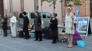 Die Schauspieler des Teatro Due Mondi (v. r.) Tanja Hartmann, Angela Pezzi, Federica Belmessieri, Denis Campitelli, Renatro Valmori und Maria Regosa wollen deutliche Anliegen zu den Themenkomplexen Migration und Flucht vermitteln.