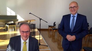 Der Präsident des Verwaltungsgerichtshofs Baden-Württemberg, Volker Ellenberger, trägt sich bei OB Pöltl ins Goldene Buch der Stadt ein.