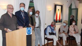 Künstler Alf Osman (v. l.) lud nach der Begrüßung durch Bürgermeister Dr. Ralf Göck die Vernissagegäste in der Villa Meixner zum Dialog über die ausgestellten Werke ein.