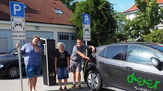 Die Grünen sind von den Vorteilen des geteilten Elektroautos überzeugt: Alexander W. Mansel (v. l.), Monika Schroth und Dr. Markus Hartmann haben an der Ladestation beim Rathaus schon mehrfach ein Carsharing-Mobil ausgeliehen.