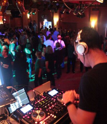 Die MusicHall in Oppau – hier ein Bild aus Zeiten vor Corona – wird 40 Jahre alt: DJ Daniel steht an den Turntables, er legt seit 23 Jahren mit Kollegen auf.