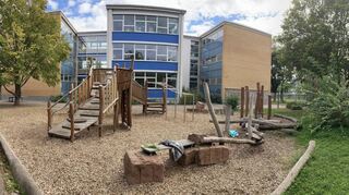 Vom Steffi-Graf-Park aus gesehen, soll der Neubau des Sonnenscheinhorts rechts an das bestehende Schulgebäude angegliedert werden.