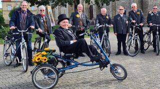 Selbst wenn das große Straßenfest abgesagt werden muss– das Brauchtum Kerwe bleibt im Oktober lebendig, wenn die Kerweborscht ihre Heimatgemeinde singend erobern.