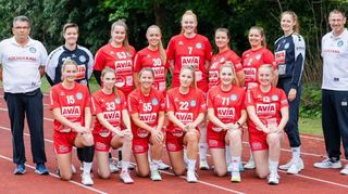 Die HG-Damen gehen mit diesem Team in die Saison: Trainer Franz-Josef Höly (hinten v. l.), Vicky Lichtner, Lara Wolf, Annabel Bosse, Lena Förste, Nina Marmol-Carmona, Barbara Kubach, Mara Becker, Roger Magnus (Torwarttrainer) sowie Lisa Magnus (vorne v. l.), Sarah Wartenberg, Nadja Reissner, Mia Barthelmeß, Chiara Aiello, Laura Hartmann. Es fehlen: Lena von Beeren, Maike Siegel, Ellen Heitmann, Saskia Zachert, Nikola Dörfer und Kalliopi Myrianidou.