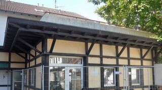 Das Gebäude Herzogstraße 27 ist bereits geräumt. Die Stadt schreibt jetzt die Abrissarbeiten aus. Mit der Maßnahme starten die Planungen zur Neuordnung des Bereichs im städtebaulichen Sanierungsgebiet Herzogstraße/Schlossplatz.
