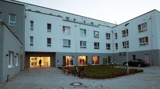 Die Lichter brennen schon einladend: Das Pflegezentrum Offenloch wird sich ab Montag schrittweise mit Leben füllen. Am Mittwoch sollen alle Bewohner umgezogen sein. Hier der Blick auf den Haupteingang und den Multifunktionsraum.