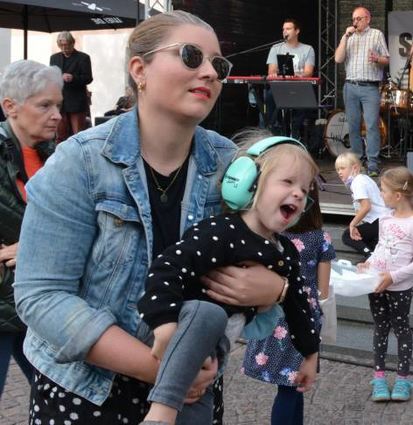 Dieser kleine Musikfan hat richtig Spaß und lässt sich dabei schaukeln.