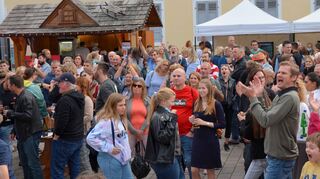 Gute Laune herrscht unter den Besuchern. Endlich lebt Schwetzingen wieder mit Feststimmung auf.