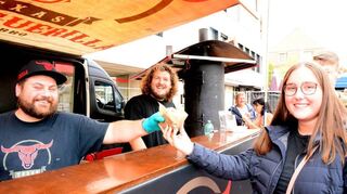 Hier schmeckt’s Emma Gehran (r.) am besten: Sebastian Beer und Helmut Szani von den „Texas-Smoke-Guerillas“ liefern Pulled Pork und viel mehr.