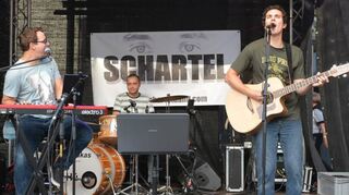 Die Schartel-Brüder Alex (r.) und Christian (l.) haben Drummer Lukas Hümmler mitgebracht.